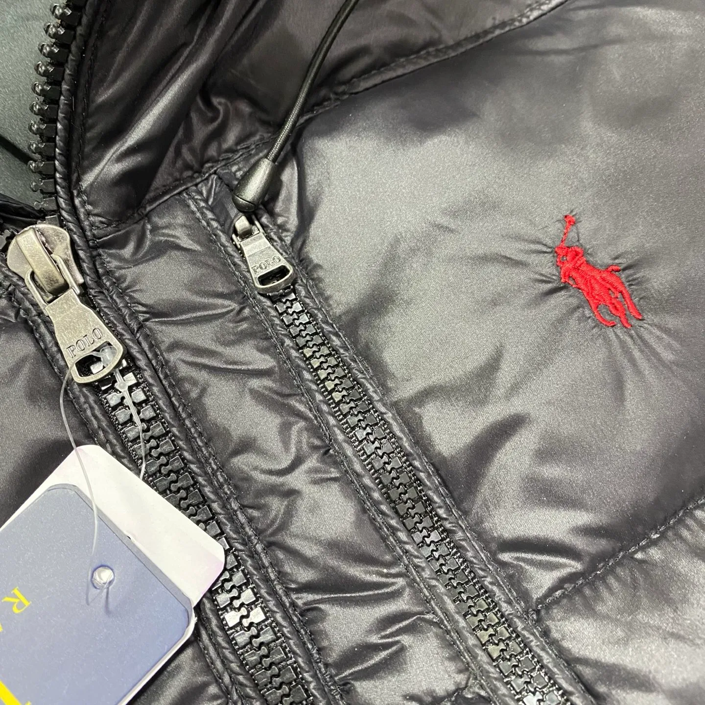 P740 The top version distinguishes currency from the official website for details, scan the QR code to enter the official website] 24SS Winter New Rah Lauren Winter Gorham Down Jacket with Detachable Hood Down Jacket is windproof and waterproof. The same top version as the official website - Color: Black, Navy Blue, Glossy Black - The top version distinguishes market currency - Purchase the original mold to create a full set of customized accessories, details determine success or failure. - ·Comes from the United States, and has a strong American flavor. ·The two brands under his name, by Rah Lauren and Rah Lauren, have created a sales field of high-quality fashion in the world, and continue to carry forward the designer's reputation and the brand's glorious image. - - Accessories: original tag, washed label + electroplated YK zipper logo, customized Laf Loren zipper - full set of accessories - the same style for both men and women, size m-xxl